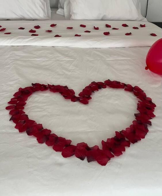 Suite « Body Love » - Jacuzzi Privatif Créteil Exteriör bild
