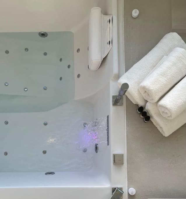 Suite « Body Love » - Jacuzzi Privatif Créteil Exteriör bild